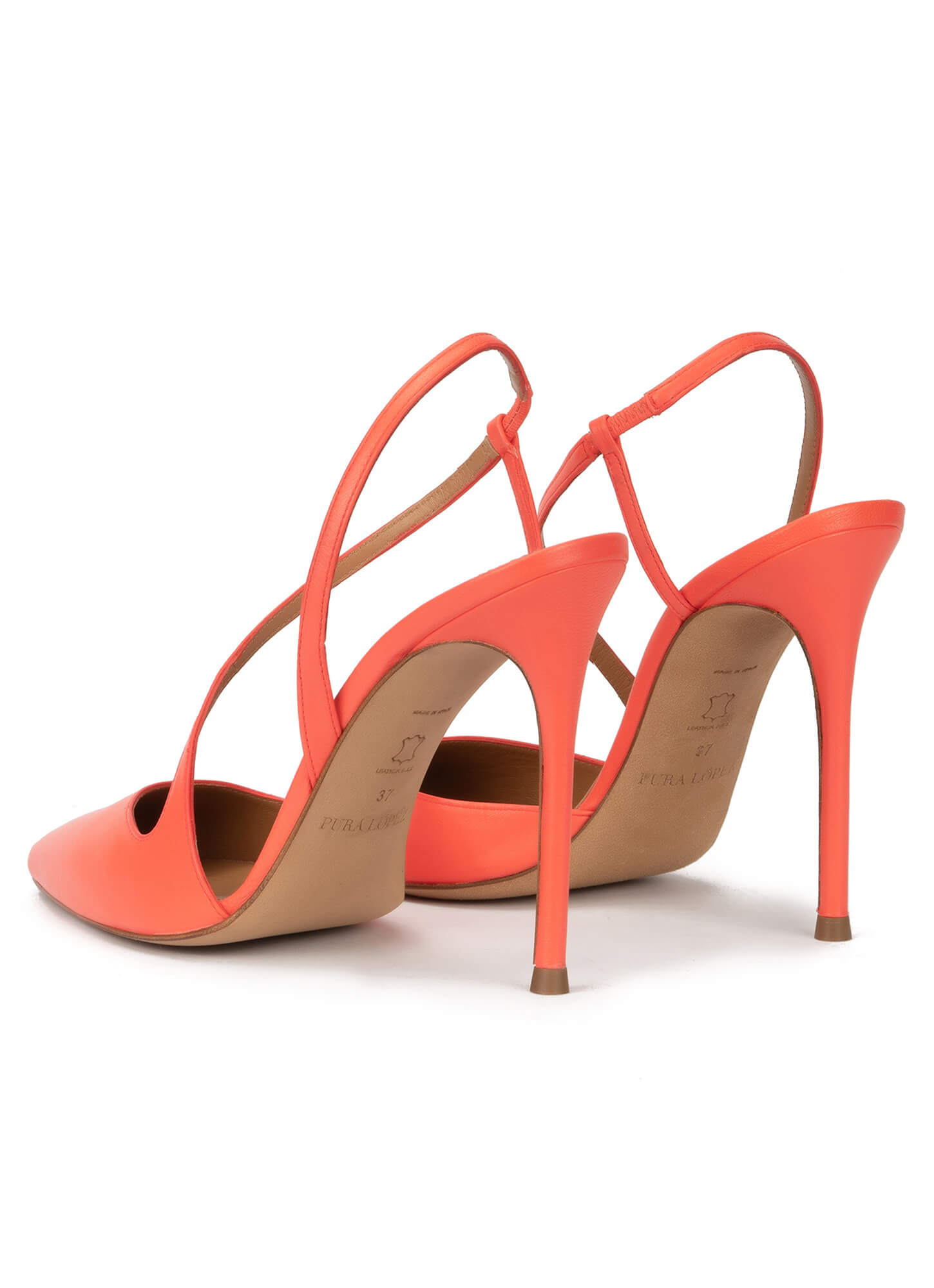 con stiletto en piel color coral . PURA