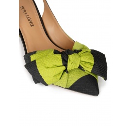 Zapatos destalonados de tacón medio en verde y negro con lazo Pura López