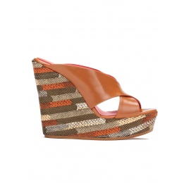 Sandalias de cuña en piel camel y estampado geométrico Pura López